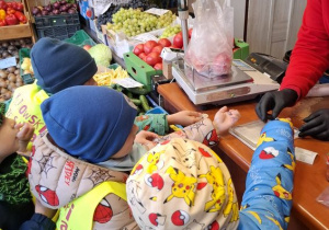 Buziaki na zakupach w Warzywniaku