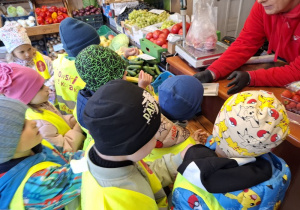 Buziaki na zakupach w Warzywniaku