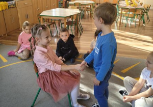 Zosia przyjmuje urodzinowe życzenia