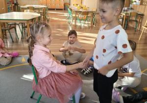 Zosia przyjmuje urodzinowe życzenia