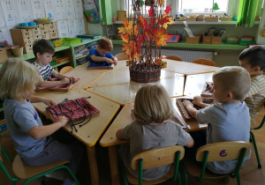 Chłopcy sprawdzają swoje umiejętności w zapinaniu i wiązaniu.