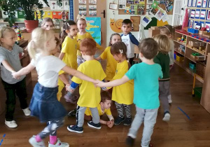Dzieci tańczą do piosenki "Jestem sobie przedszkolaczek"