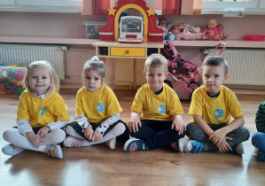 Czworo dzieci - Wiktoria, Klaudia, Kazik i Maciek siedzą na podłodze w oczekiwaniu na pasowanie