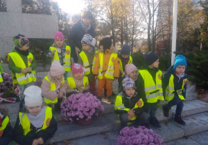 Dzieci pod pomnikiem poległych harcerek i harcerzy