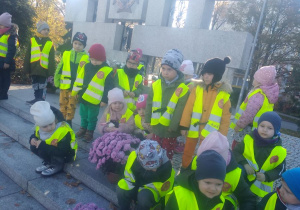 Dzieci pod pomnikiem poległych harcerek i harcerzy