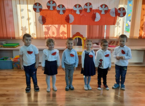 Przedszkolaki śpiewają hymn Polski