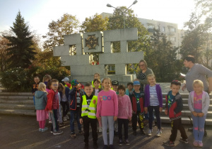 Pamiątkowe zdjęcie pod pomnikiem Poległych Harcerzy i Harcerek