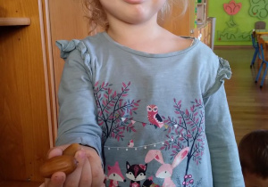 Lucynka prezentuje owoce dębu - żołędzie