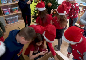 Promyczki wybierają ozdoby choinkowe