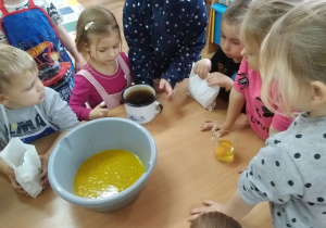 Dzieci przygotowują piernikowe ciasto