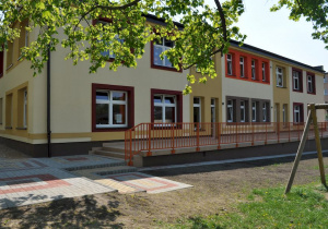 Budynek przedszkola widok od tyłu.