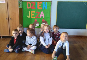 Dzieci na tle dekoracji - Dzień Jeża