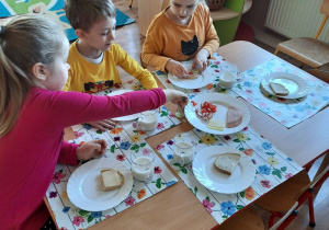 Lenka, Zosia i Miłosz przygotowują swoje śniadanie