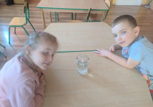 Julka i Piotrek pokazują uhodowane kryształki soli