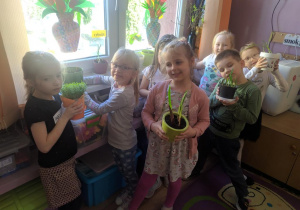 Marysia, Nikola, Julka, Staś, Ala P, Maja, Kornelka pokazują swoje wyhodwane roślinki
