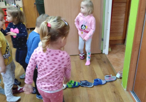 Dzieci przyglądają się czyj but przekroczył próg drzwi