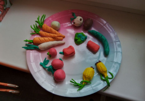 Smykowe warzywa z plasteliny