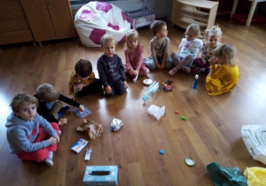 Dzieci uważnie słuchają jak segregować śmieci