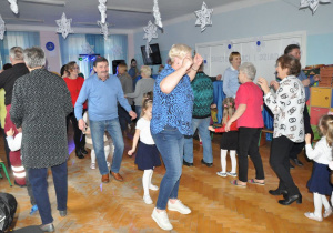 Gorące rytmy porwały do tańca Babcię Oli (Buziaki)