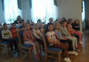 dzieci z grupy Figielków też siedzą na krzesełkach przed koncertem