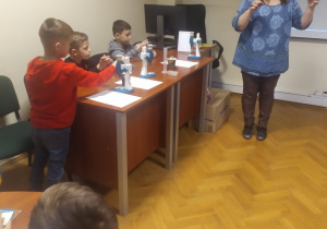 Dzieci słuchają informacji nt. jak się robi preparat do mikroskopu
