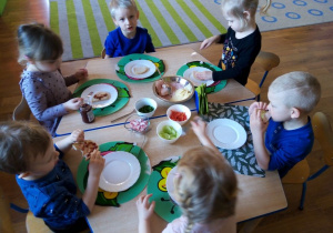 Dzieci przygotowują kanapki z ulubionych składników
