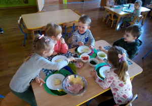 Dzieci przygotowują kanapki z ulubionych składników