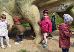 Dzieci oglądają jednego z dinozaurów