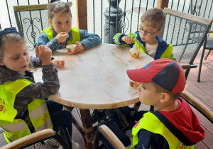 Dzieci jedzą lody.