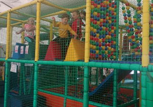 Dzieci bawią się w Figloraju.