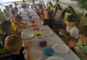 Dzieci przygotowują własnoręcznie swoje pizze.