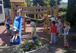 Dzieci bawią się na placu zabaw przy Hotelu Rondo.