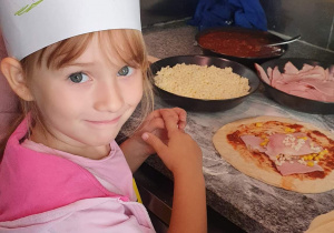 Maja przygotowuje pizzę