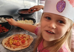 Maja przyrządza pizzę z pomidorami