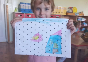 Maja narysowała dom na wykropkowanej kartce