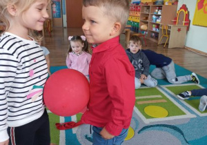 Zosia i Kuba próbują przejść z balonem pomiędzy brzuchami bez pomocy rąk