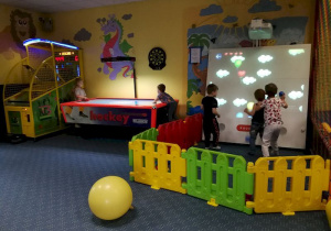Dzieci bawią się w grę interaktywną.