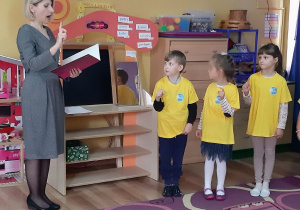 Ksawery, Kornelia i Maja składają przysięgę podczas pasowania na przedszkolaka