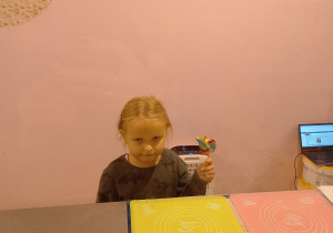 Ania prezentuje zrobionego przez siebie kolorowego lizaka