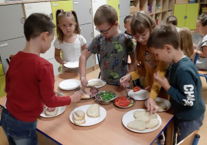 Dzieci wybierają zdrowe produkty na swoje kanapki