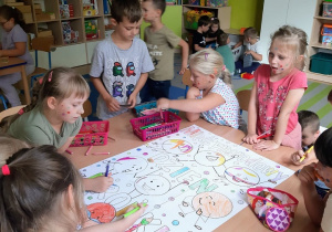 Dzieci kolorują obrazek tematycznie związany z Dniem kropki