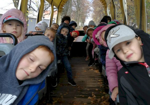 Dzieci jadą na przejażdżkę do lasu.