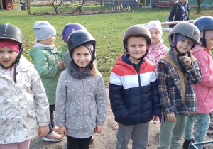 Dzieci czekają na swoją kolej przed jazdą konną