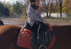 Zadowolona Gabrysia jeździ konno