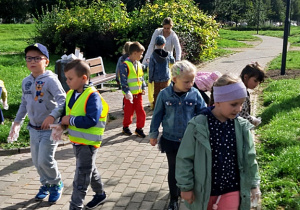 Dzieci sprzatają teren Parku nad Ochnią.