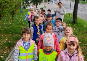 Dzieci ustawione parami spacerują chodnikiem do Parku nad Ochnią.