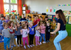 Pani_Patrycja_pokazuje_kroki_tańca_dzieciom
