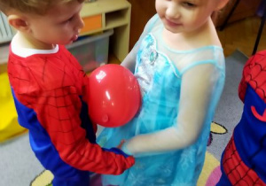 Antoś i Lena w tańcu z balonem