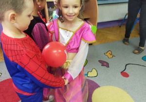 Nadia i ulk w tańcu z balonem