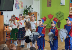 Dzieci prezentujące piosenkę pt. "Przybyli ułani"
